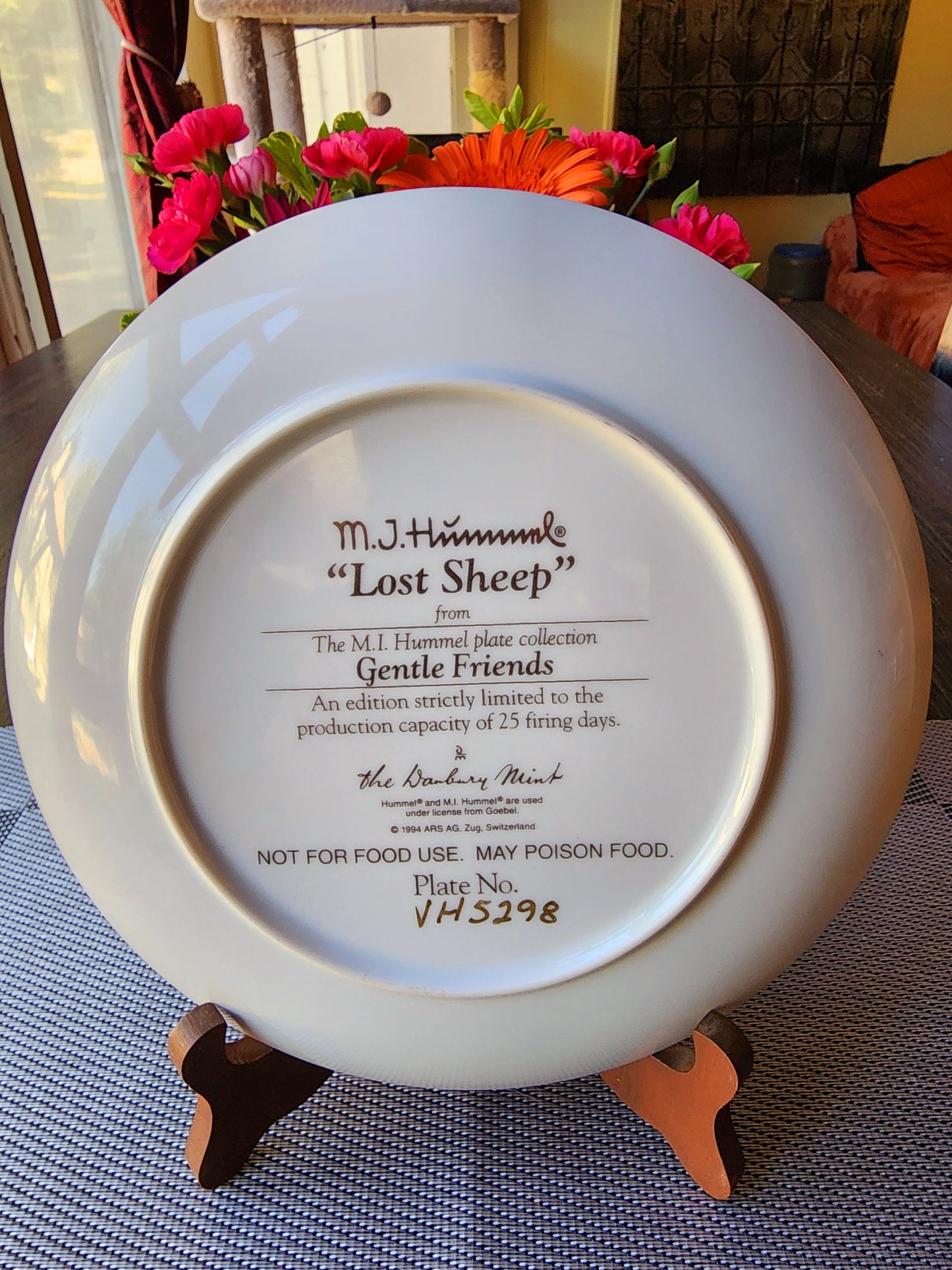 Danbury Mint M.I. Hummel Plate Collection Gentle Friends, "Lost Sheep" Plate No. VH5298
