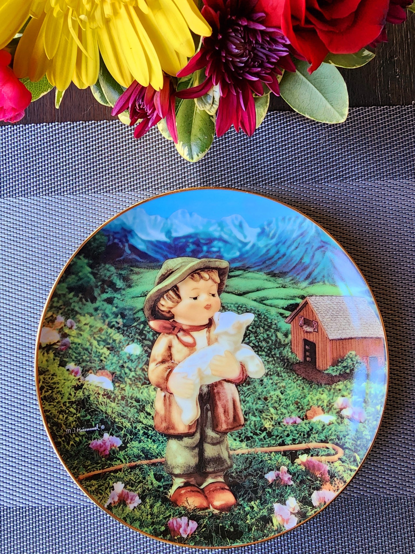 Danbury Mint M.I. Hummel Plate Collection Gentle Friends, "Lost Sheep" Plate No. VH5298