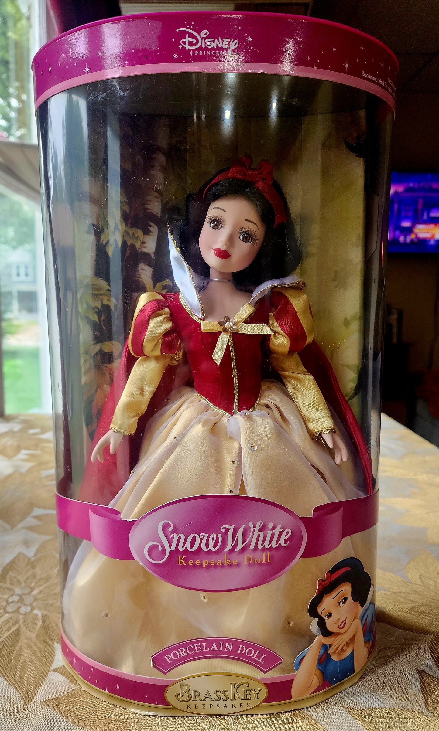Disney Princess Snow White Brass Key Collectible Keepsakes Porcelain Doll 2004