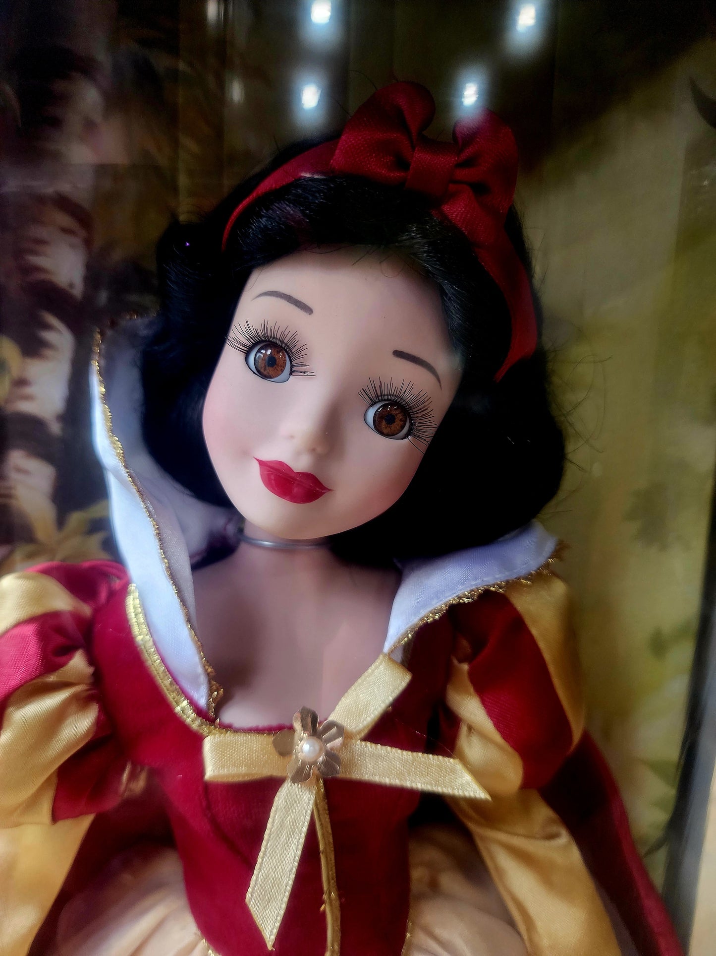 Disney Princess Snow White Brass Key Collectible Keepsakes Porcelain Doll 2004