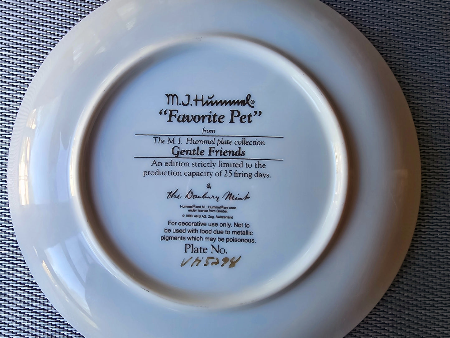 Danbury Mint M.I. Hummel Plate Collection Gentle Friends, "Favorite Pet" Plate No. VH5298