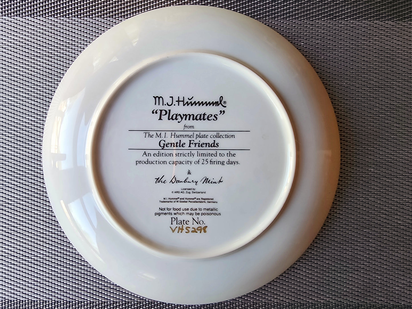 Danbury Mint M.I. Hummel Plate Collection Gentle Friends, "Playmates" Plate No. VH5298