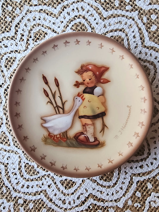 Dollhouse Miniatures MJ Hummel Reproduction Miniature Plate (Girl with Geese) 1995