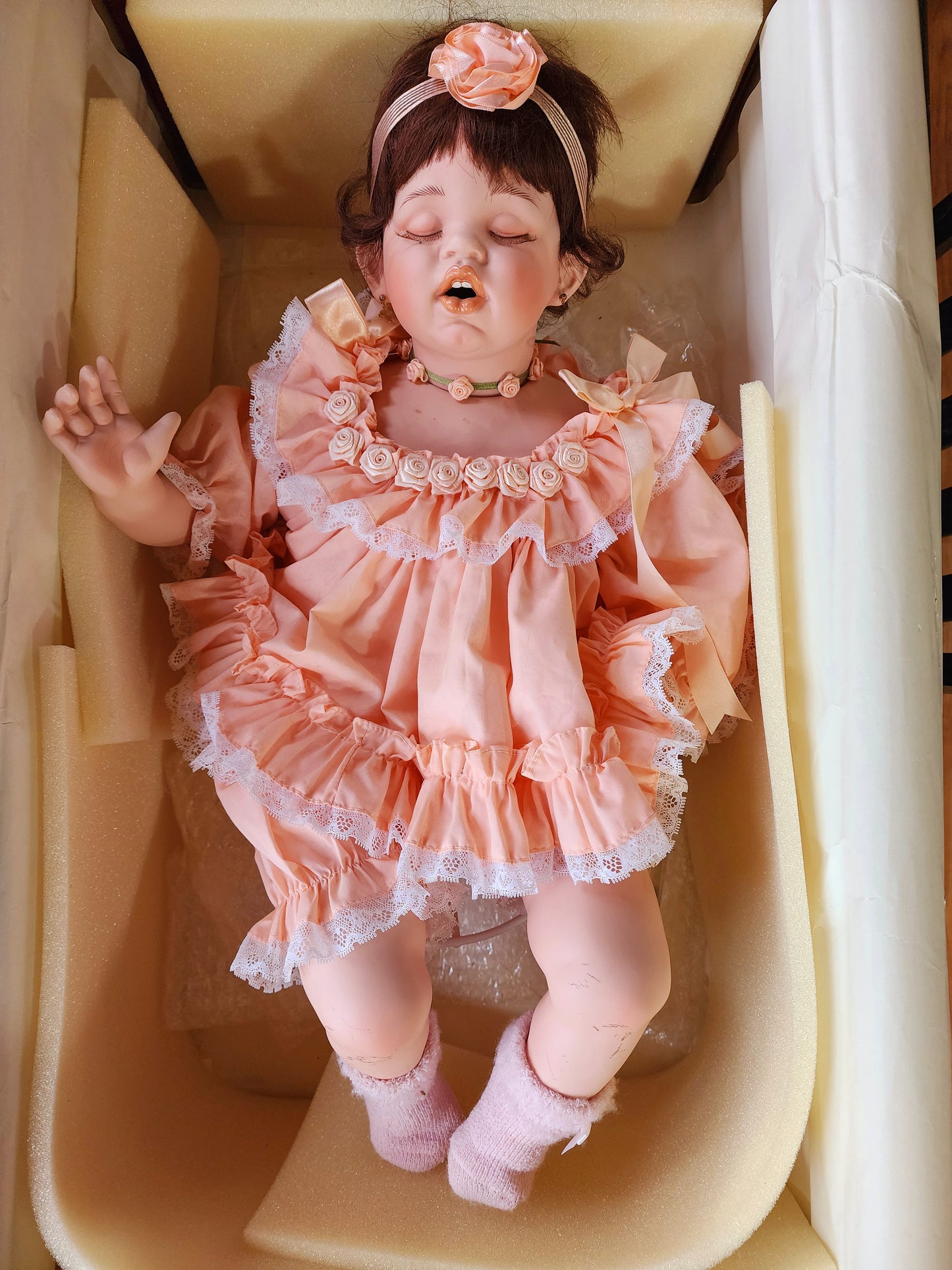 Vintage Fayzah Spanos “Peachee Cream” Porcelain Sleeping Baby Doll Limited Edition #382/2000