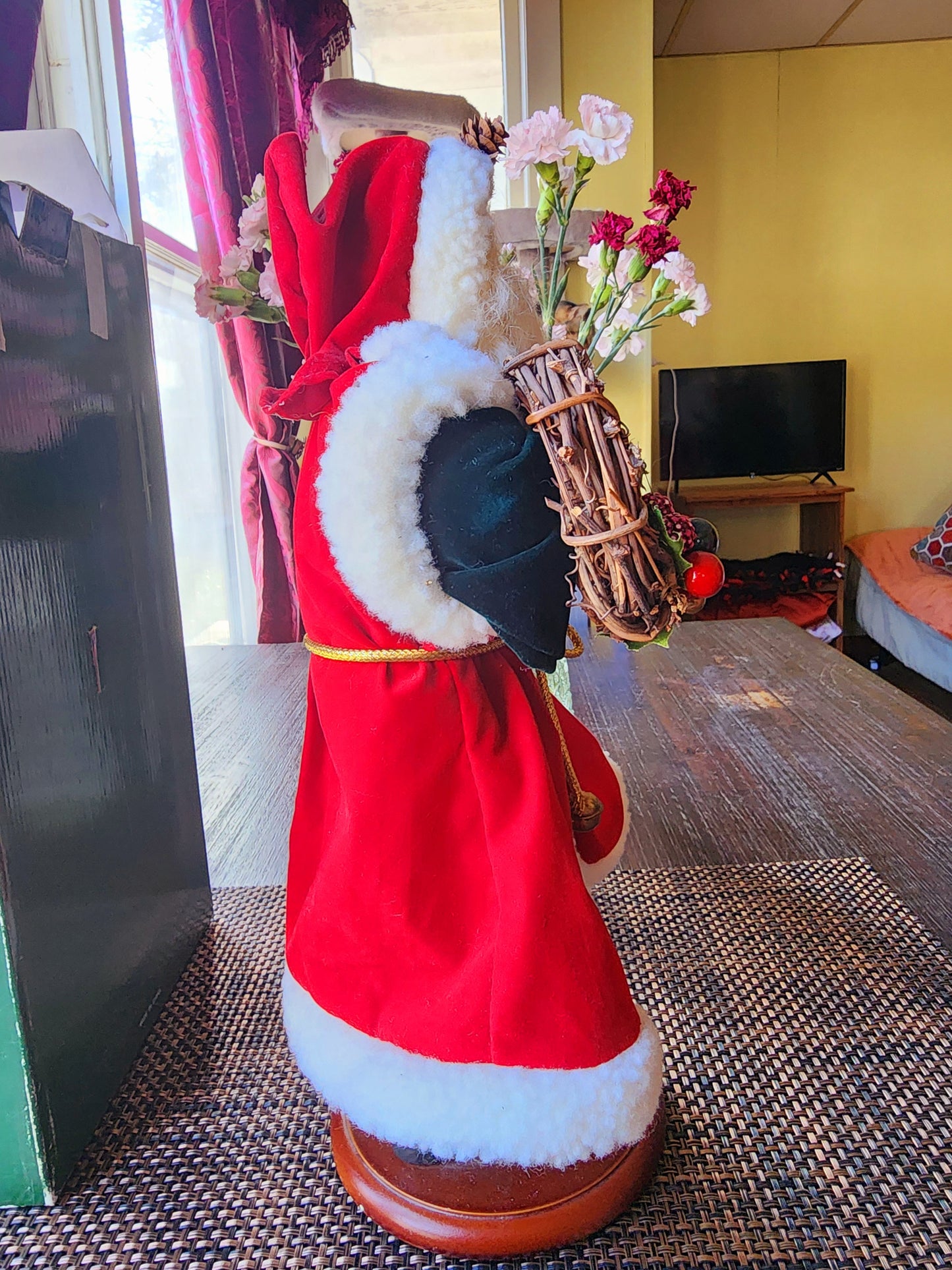 Vintage Christmas Collectable Santa Holding A Wreath, 1990's