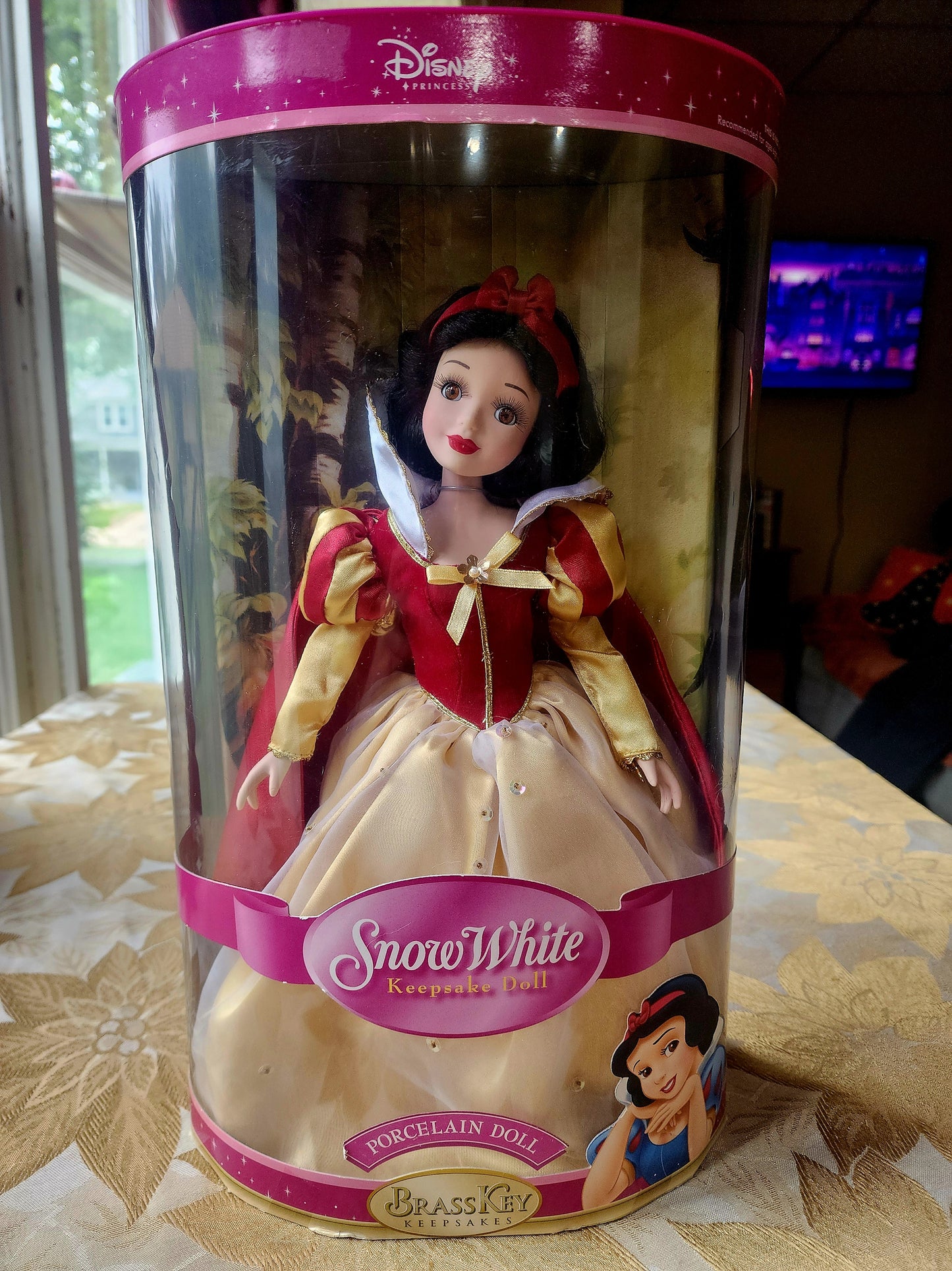 Disney Princess Snow White Brass Key Collectible Keepsakes Porcelain Doll 2004