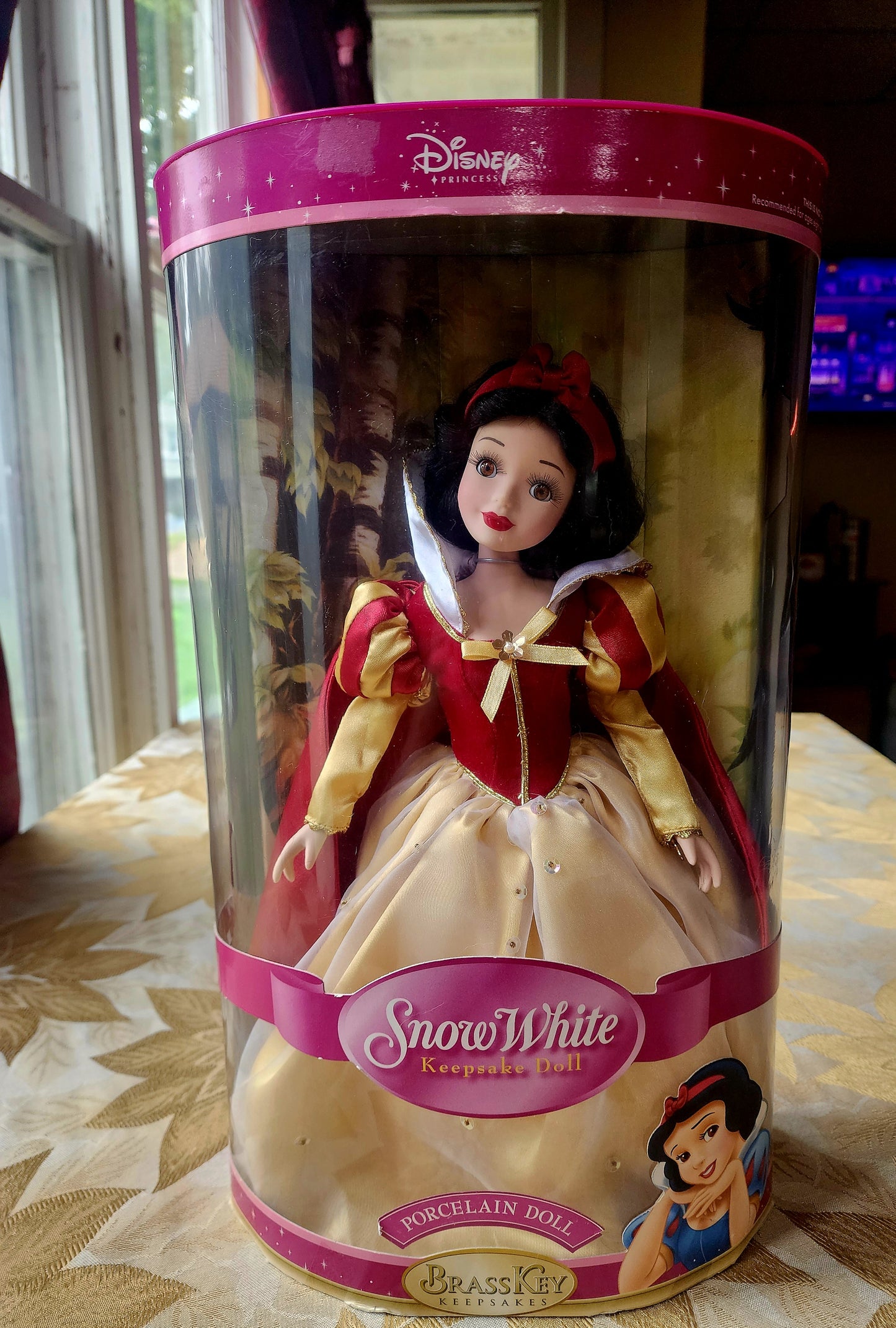 Disney Princess Snow White Brass Key Collectible Keepsakes Porcelain Doll 2004