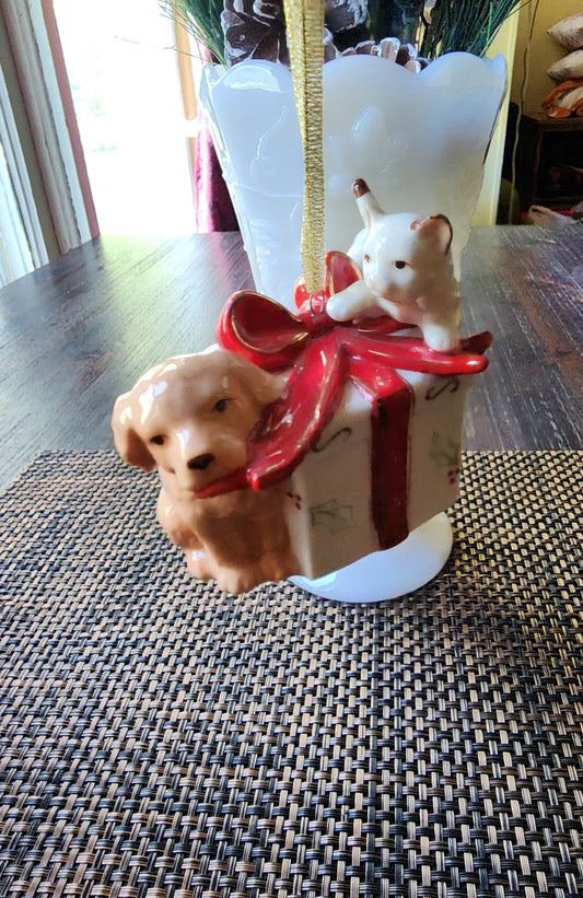 Avon 2006 Collectible Dog And Cat In Gift Box Ornament Christmas Decoration