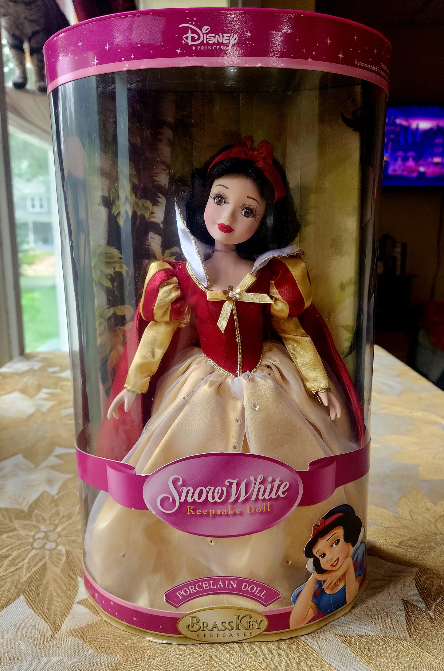 Disney Princess Snow White Brass Key Collectible Keepsakes Porcelain Doll 2004